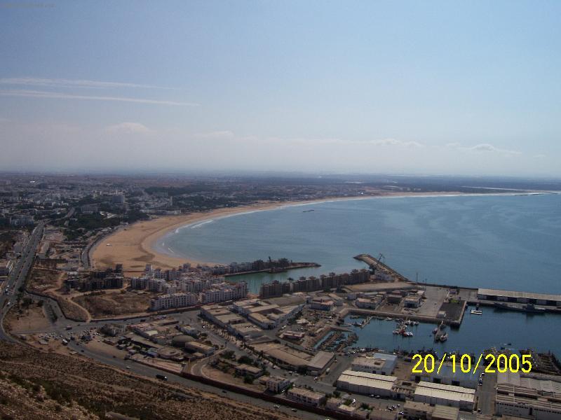 Foto: Pláž a přístav v Agadiru-foceno z kopce, kde stojí starý hrad KASBAH