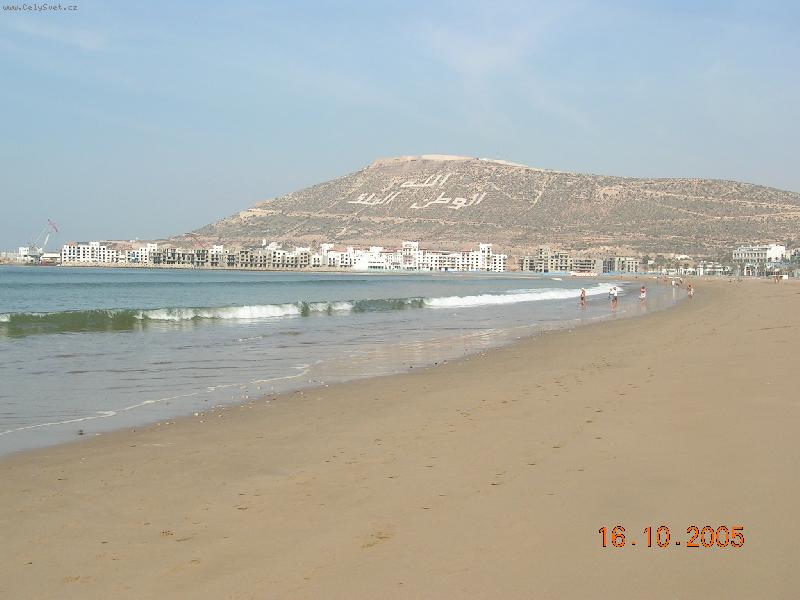 Foto: Pláž v Agadiru-Na kopci je obrovský nápis ALÁH NÁROD KRÁL