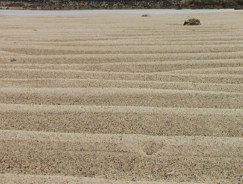 Foto: Brázdy v písku způsobené odivem-Pláž na Lanzarote