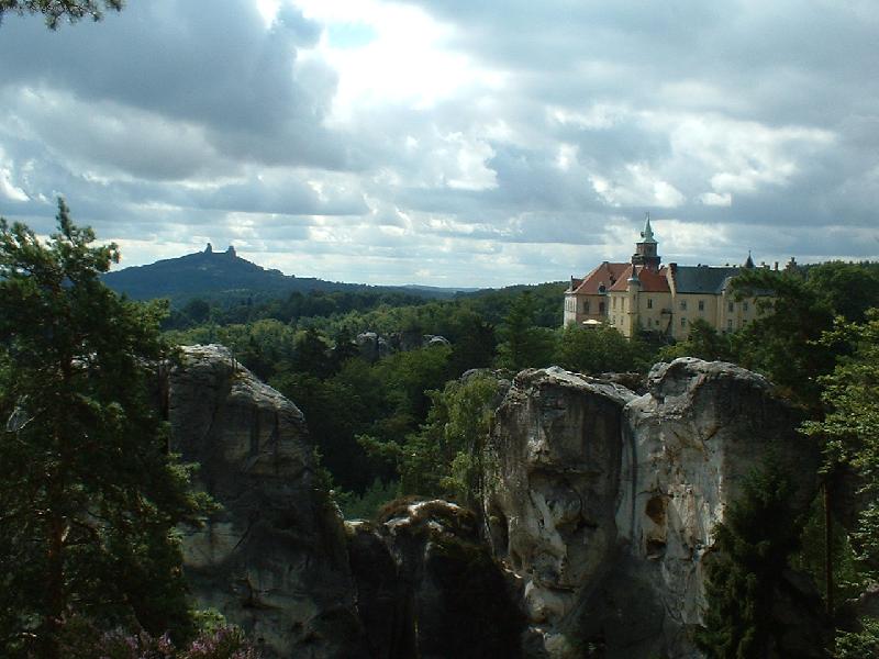 Foto: pohádka-fotografie byla pořízena v Českém ráji - Sedmihorky, pohled z vyhlídky na Hrad Trosky a zámek Hrubá skala