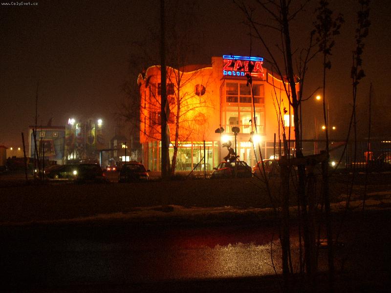 Foto: Betonárka v oranžovém-To je snad chameleon - stále mění barvu