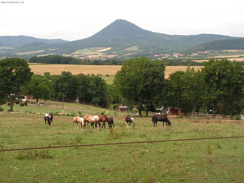 Foto: priroda-pohled na vzdalenou milesovku