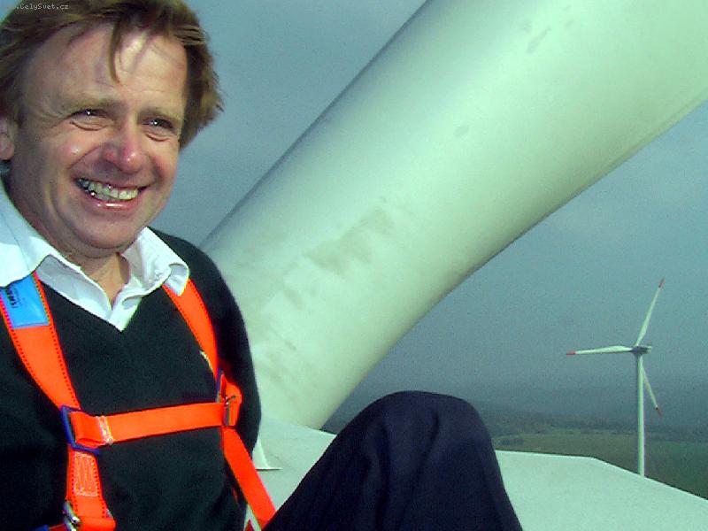 Foto: Opojení větrem a výškou.-Gondola větr.elektrárny-výš.85m-280stupňů žebřík.