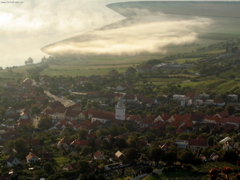 Foto: svítání nad Pavlovem-pohled z Dívčích hradů