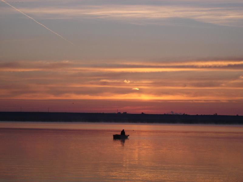 Foto: když slunce vychází-u Nechranické přehrady