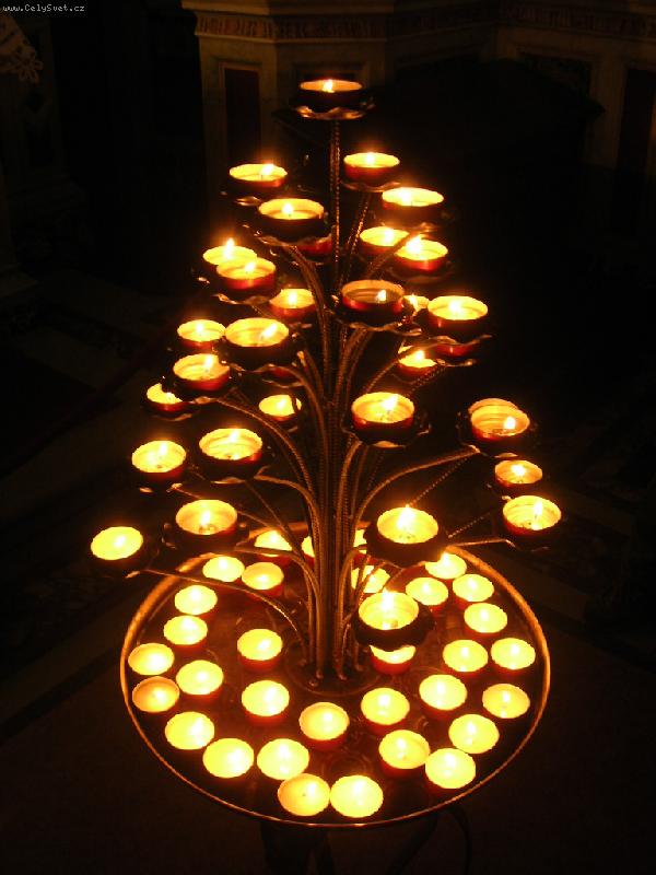 Foto: v kostele-svícen