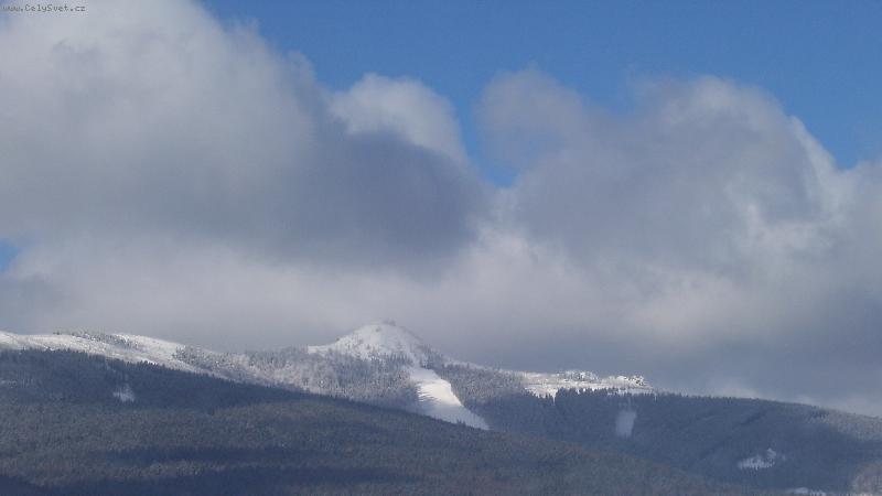 Foto: Ještěd v objetí mraků