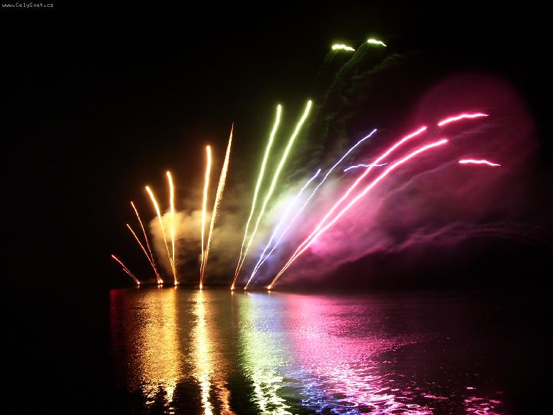 Foto: ohňostroj-havé jazyky na prýglu