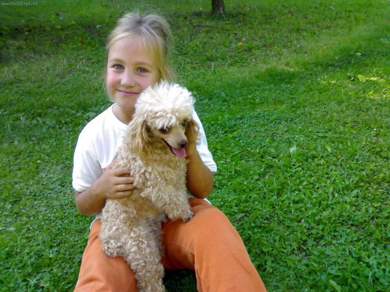 Foto: Anežka a pudlík-na zahrádce