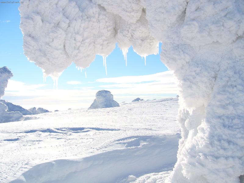Foto: zimní okno-příroda si hraje :)