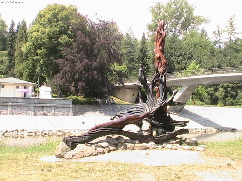 Foto: Socha ženy ukazujíci na velikost vody při záplavách