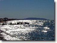 slunce odrážející se ve vlnách