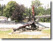 Socha ženy ukazujíci na velikost vody při záplavách