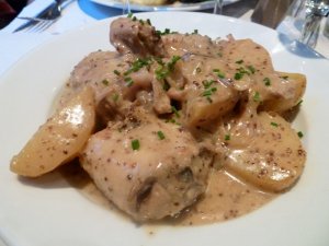 Recept online: Kr�li�� maso na smetan�: Pe�en� porce kr�li��ho masa ve smetanov� om��ce