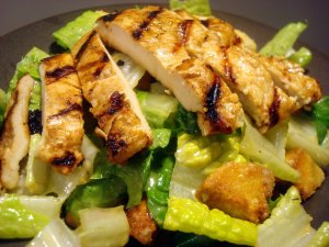 Recept online: Sal�t s marinovan�m ku�ec�m masem: Pe�en� kousky ku�ec�ho masa p�edem marinovan� ve sm�si z jogurtu, pasty Tandoori, z�zvoru, papriky a �esneku, na listech sal�tu s kapari